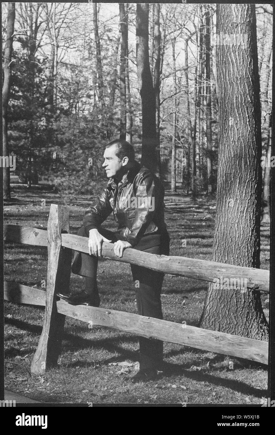 Richard M. Nixon indossa una giacca di pelle a Camp David, campo di applicazione e il contenuto: Nella foto: Richard M. Nixon. Oggetto: Camp David. Foto Stock