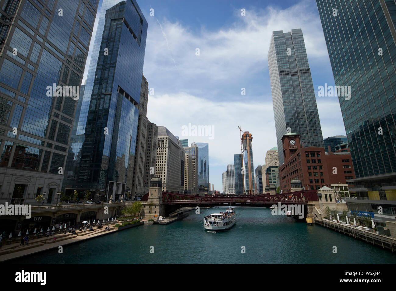 Guardando lungo il fiume Chicago verso il clark street bridge e wolf point downtown Chicago IL USA Foto Stock