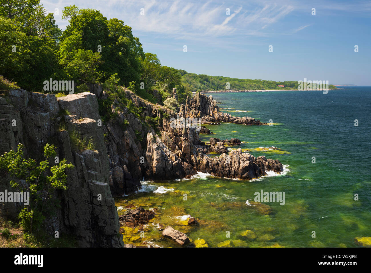 Aspre formazioni rocciose di Helligdomsklipperne, vicino Gudhjem, Bornholm, Mar Baltico, Danimarca, Europa Foto Stock
