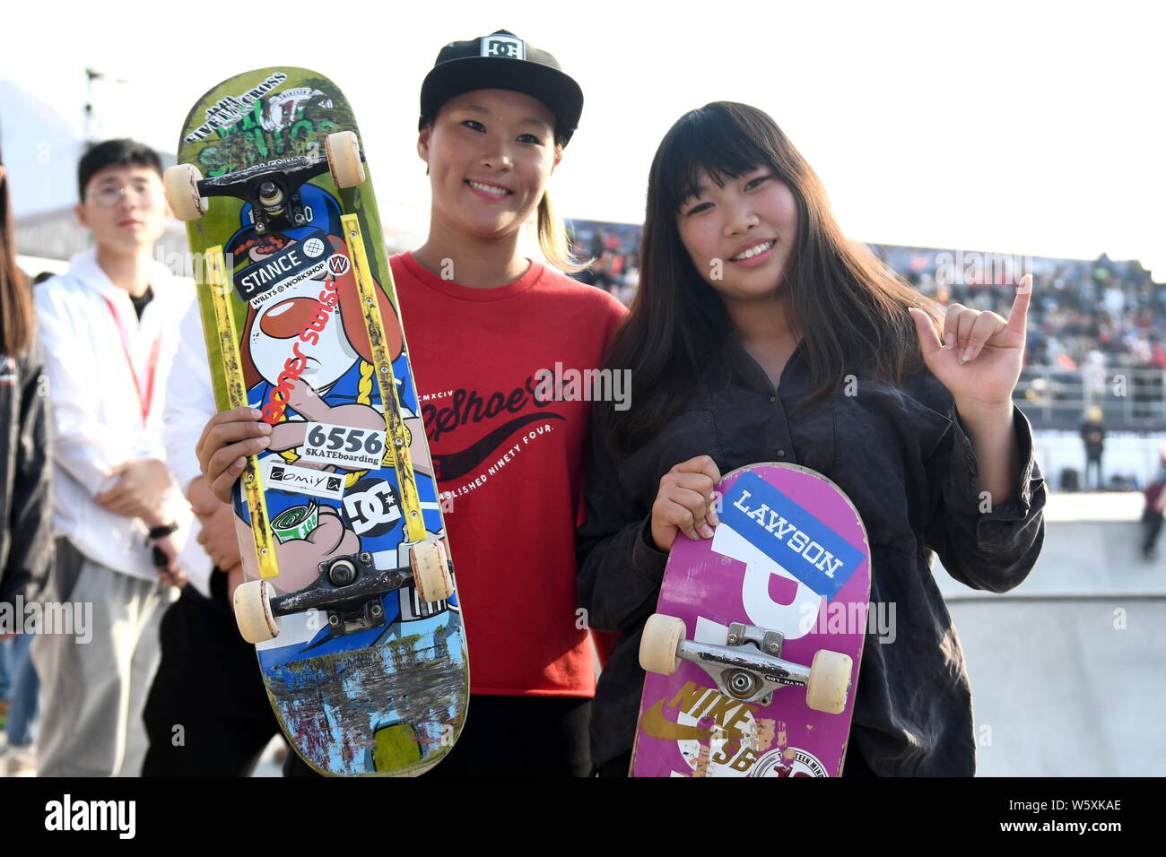 Vincitore Sakura Yosozumi del Giappone, sinistra e primo runner-up Kisa Nakamura del Giappone costituiscono dopo la donna della partita finale durante il 2018 World Skate Park Foto Stock
