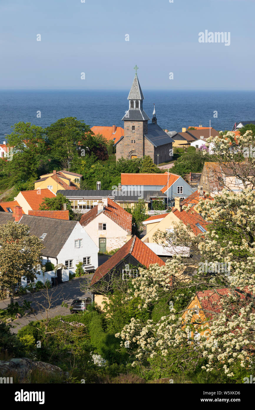 Vista sulla città vecchia e la chiesa per il Mar Baltico dietro, Gudhjem, isola di Bornholm, Mar Baltico, Danimarca, Europa Foto Stock