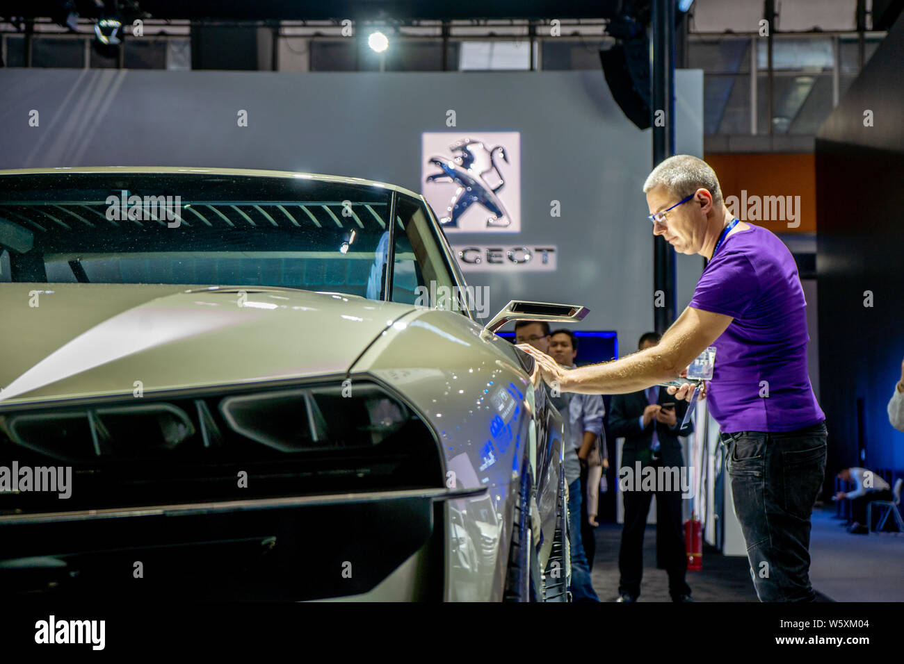 Una Peugeot e-leggenda concept car è sul display durante il XVI Cina (Guangzhou) Salone Internazionale dell'Automobile, noto anche come Auto Guangzhou 2018, Foto Stock