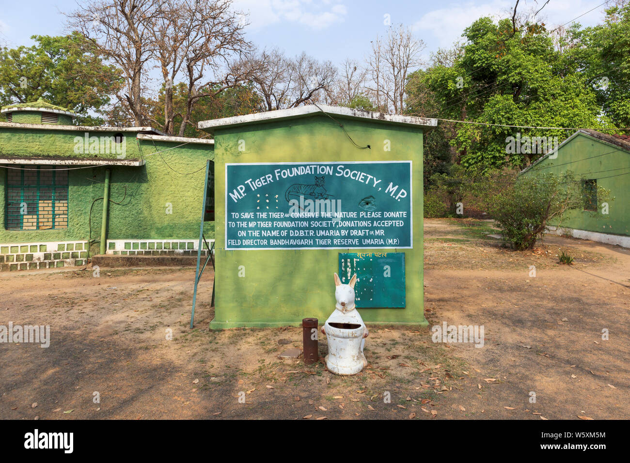 Tiger Società Fondazione firmano a tala porta d'ingresso a Bandhavgarh National Park, Umaria distretto del Madhya Pradesh (India centrale) Foto Stock