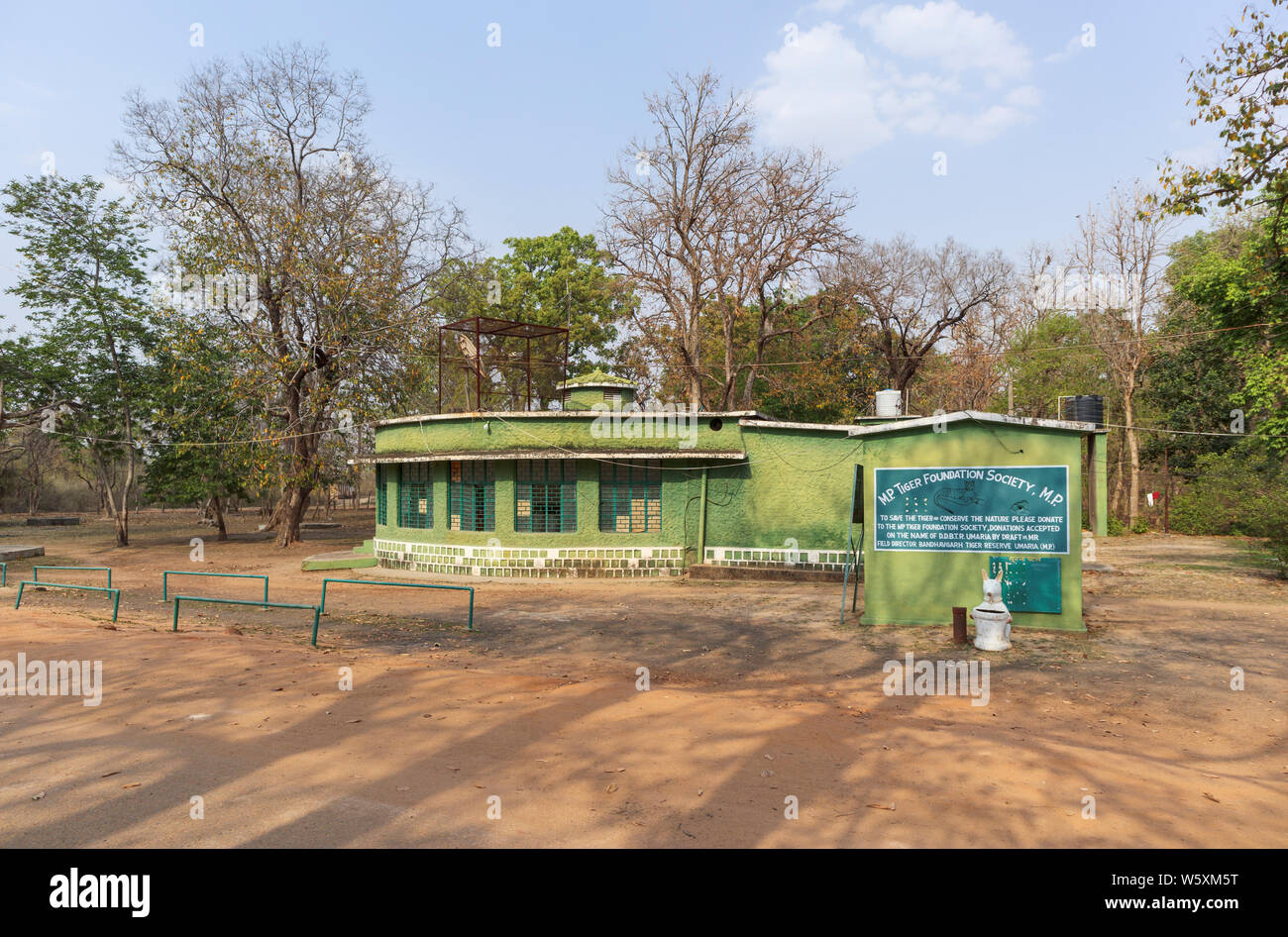 Tiger Fondazione edificio della società a tala porta d'ingresso a Bandhavgarh National Park, Umaria quartiere centrale dello stato indiano del Madhya Pradesh Foto Stock
