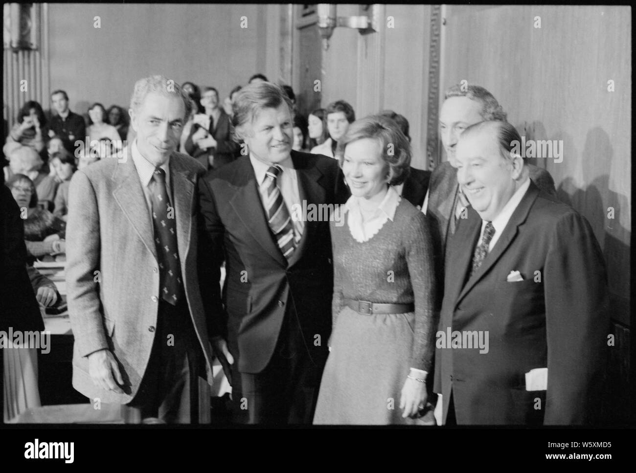 Rosalynn Carter pone con il sottocomitato del Senato i deputati, non identificato il senatore, Edward Kennedy e Jennings Randolph. Foto Stock