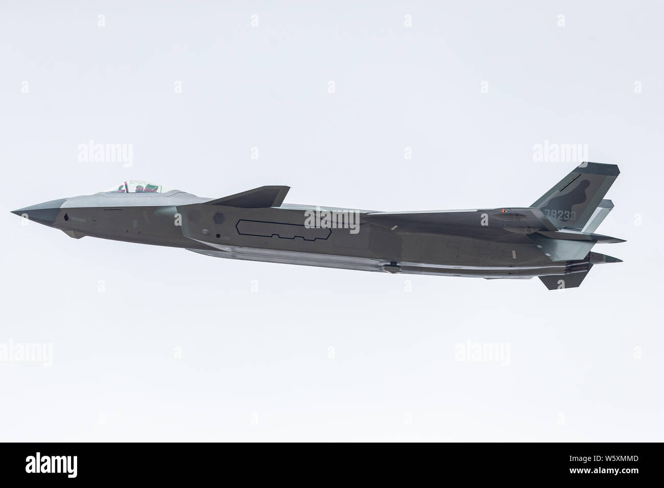 Un J-20 Stealth Fighter jet del popolo cinese della Esercito di Liberazione (PLA) Air Force compie durante il XII China International Aviation e aerospaziale Foto Stock
