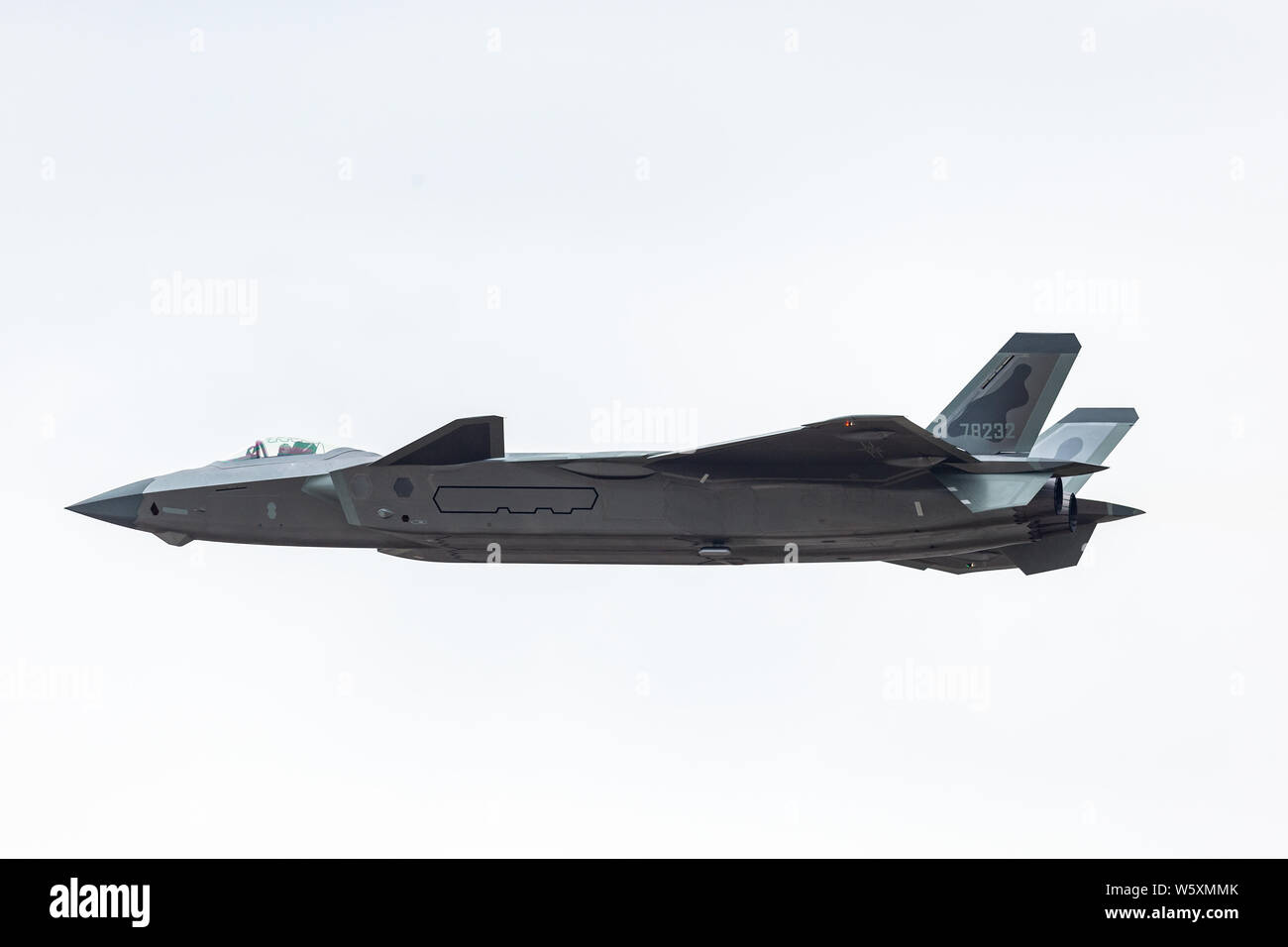 Un J-20 Stealth Fighter jet del popolo cinese della Esercito di Liberazione (PLA) Air Force compie durante il XII China International Aviation e aerospaziale Foto Stock