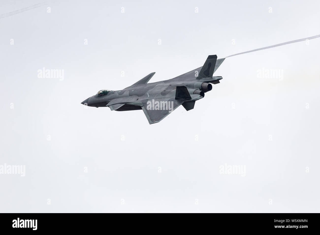 Un J-20 Stealth Fighter jet del popolo cinese della Esercito di Liberazione (PLA) Air Force compie durante il XII China International Aviation e aerospaziale Foto Stock
