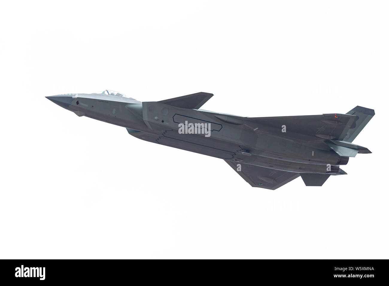 Un J-20 Stealth Fighter jet del popolo cinese della Esercito di Liberazione (PLA) Air Force compie durante il XII China International Aviation e aerospaziale Foto Stock