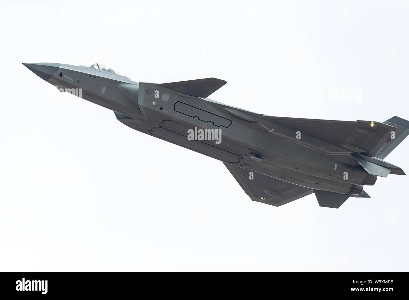 Un J-20 Stealth Fighter jet del popolo cinese della Esercito di Liberazione (PLA) Air Force compie durante il XII China International Aviation e aerospaziale Foto Stock