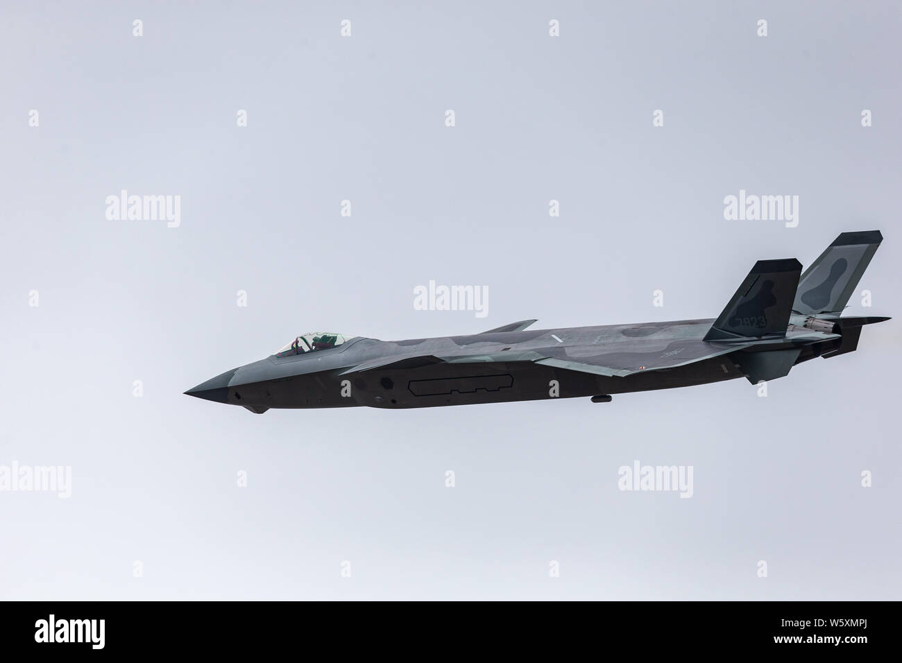 Un J-20 Stealth Fighter jet del popolo cinese della Esercito di Liberazione (PLA) Air Force compie durante il XII China International Aviation e aerospaziale Foto Stock