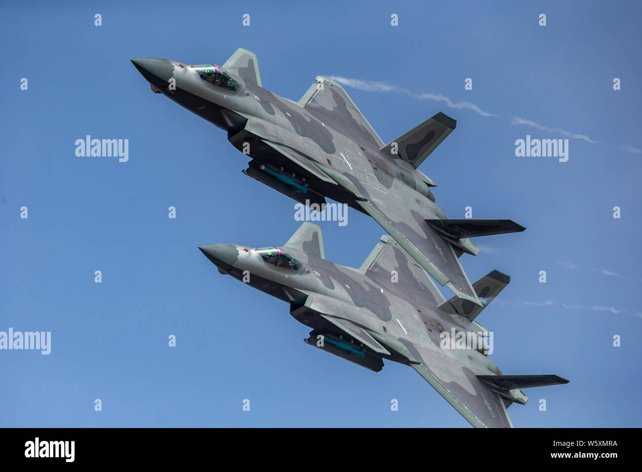 Visite-missili armati J-20 Stealth Fighter getti del popolo cinese della Esercito di Liberazione (PLA) Air Force eseguire durante il dodicesimo China International Av Foto Stock