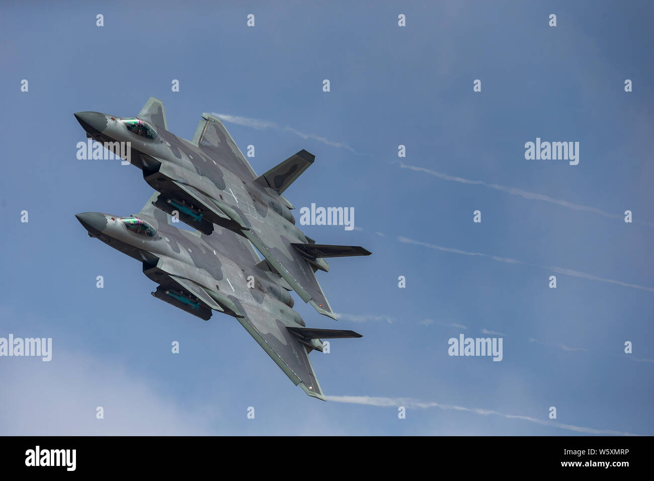 Visite-missili armati J-20 Stealth Fighter getti del popolo cinese della Esercito di Liberazione (PLA) Air Force eseguire durante il dodicesimo China International Av Foto Stock