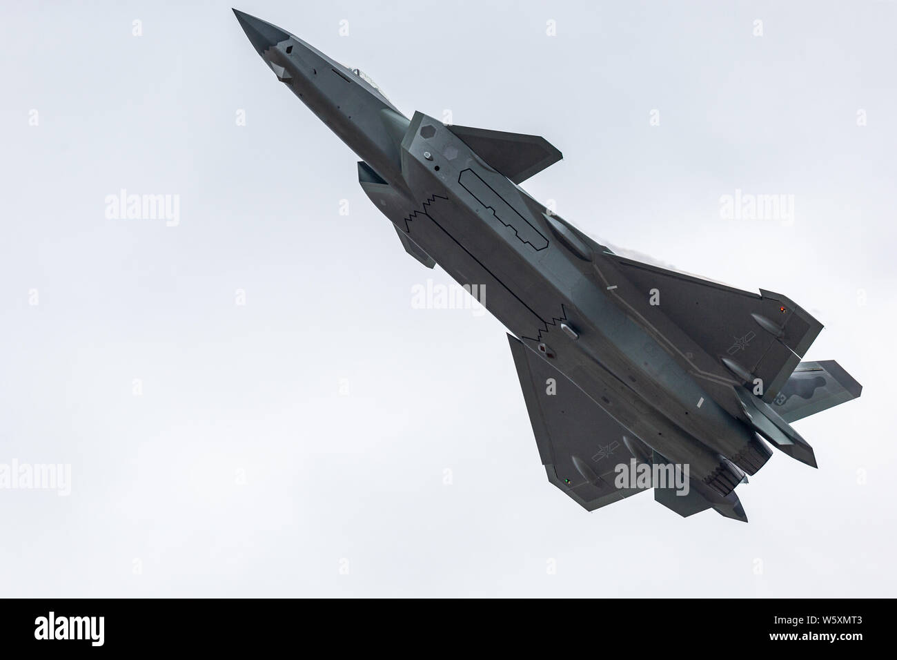 Un J-20 Stealth Fighter jet del popolo cinese della Esercito di Liberazione (PLA) Air Force compie durante il XII China International Aviation e aerospaziale Foto Stock