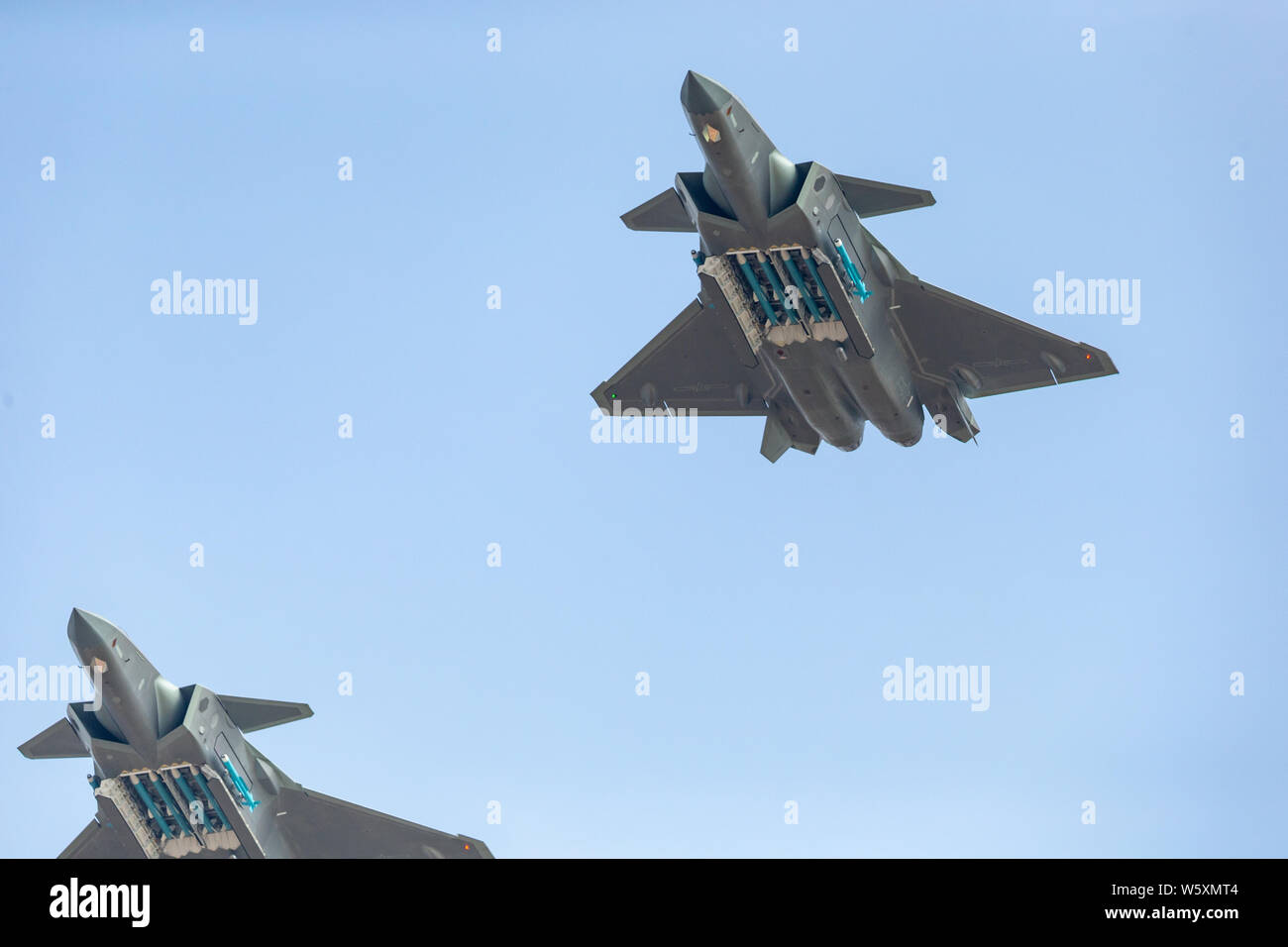 Visite-missili armati J-20 Stealth Fighter getti del popolo cinese della Esercito di Liberazione (PLA) Air Force eseguire durante il dodicesimo China International Av Foto Stock