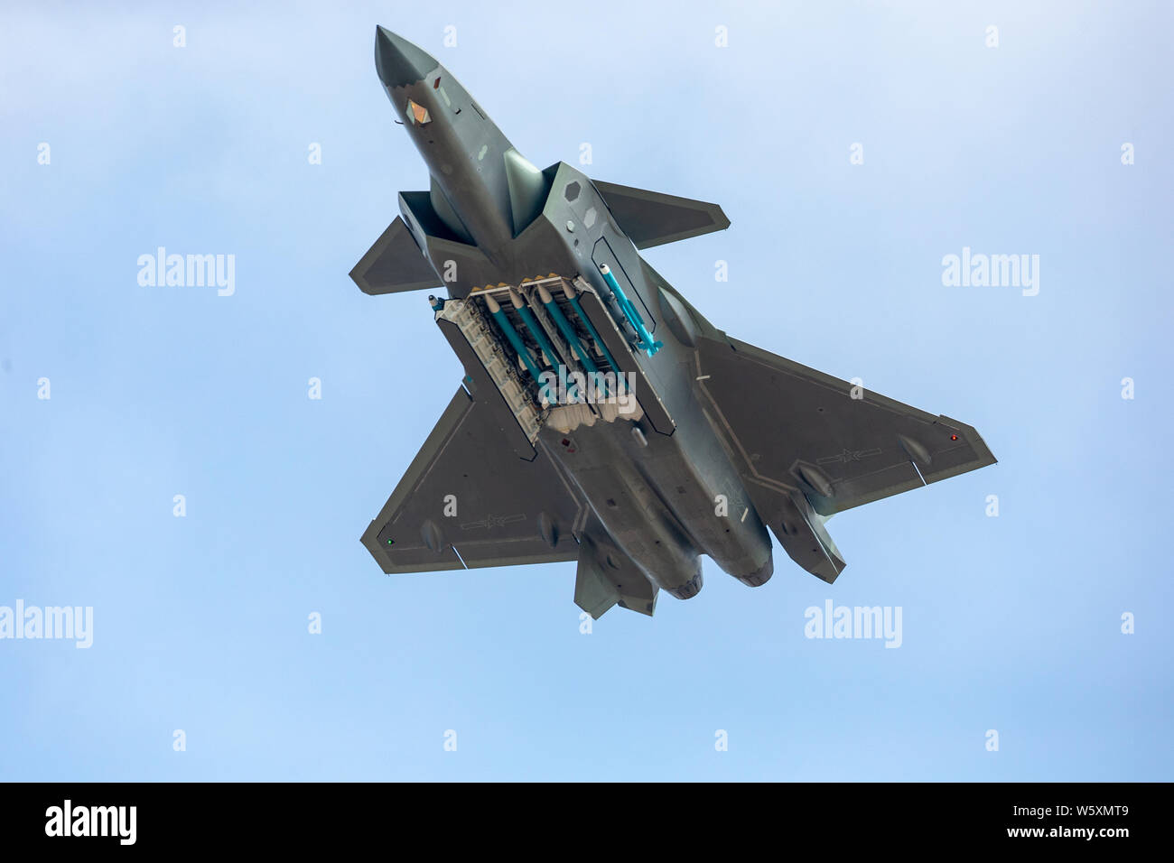 Un percorso guidato-missili armati J-20 Stealth Fighter jet del popolo cinese della Esercito di Liberazione (PLA) Air Force compie durante il XII China International Foto Stock