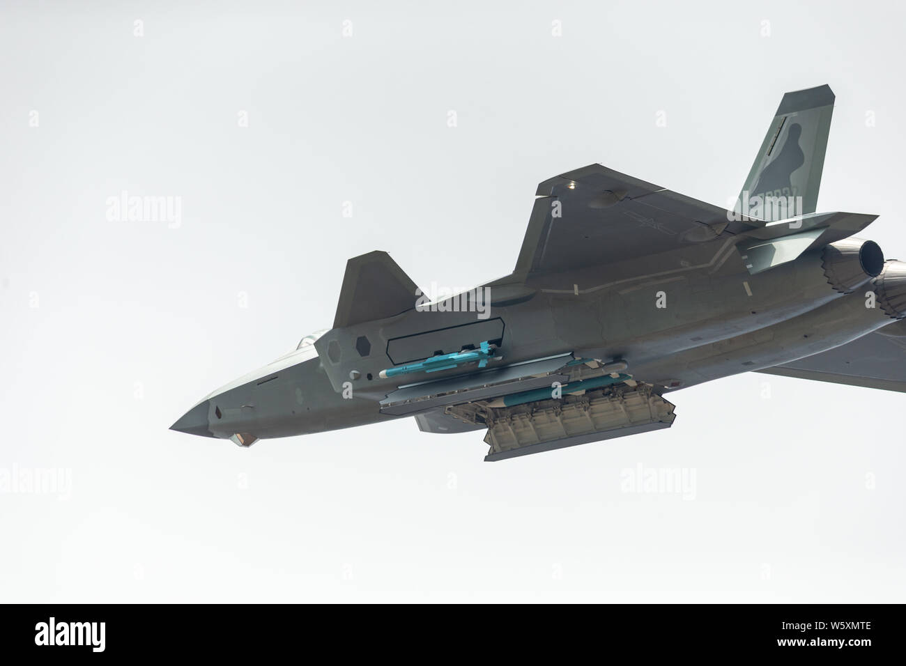 Un percorso guidato-missili armati J-20 Stealth Fighter jet del popolo cinese della Esercito di Liberazione (PLA) Air Force compie durante il XII China International Foto Stock