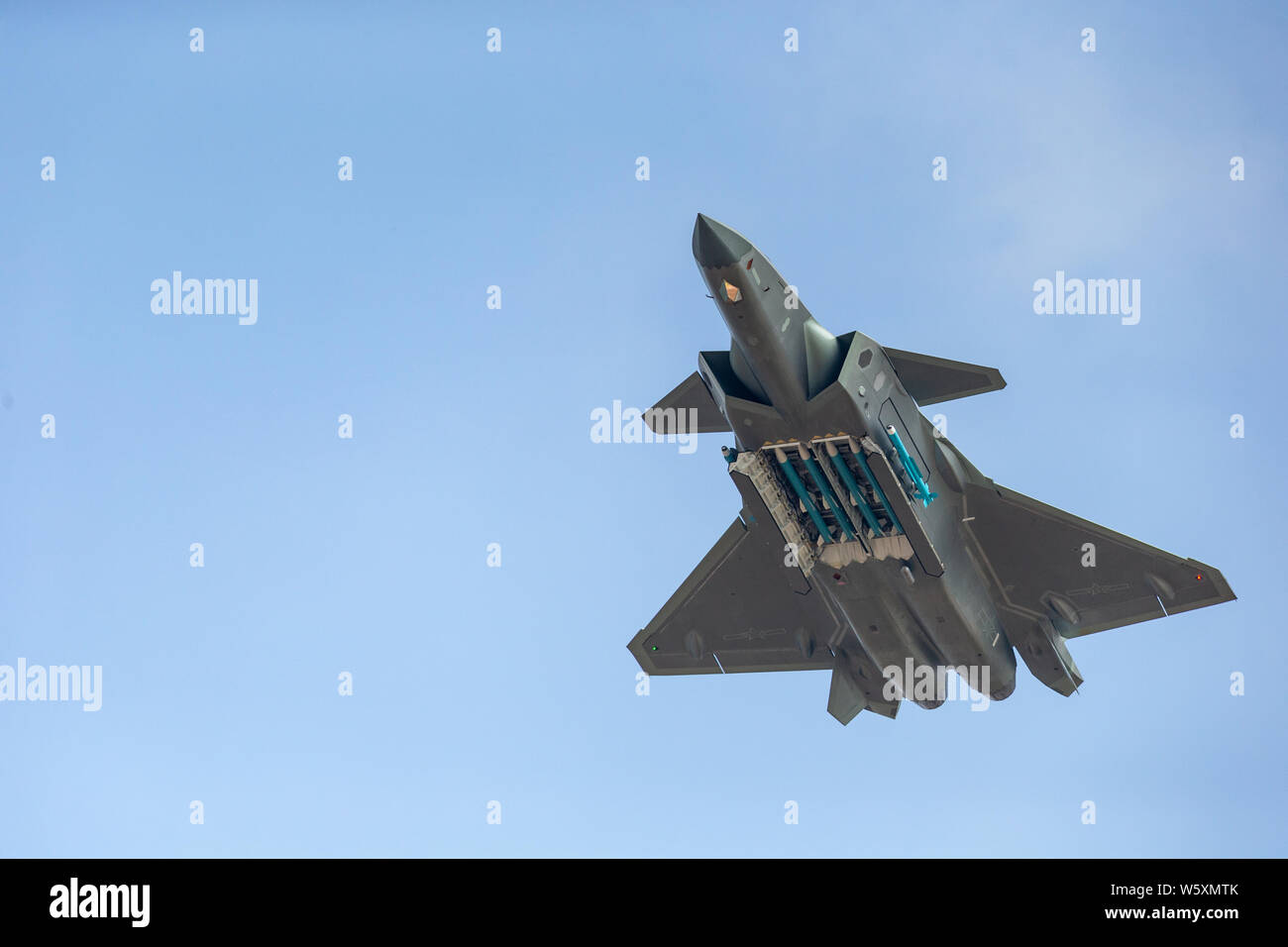 Un percorso guidato-missili armati J-20 Stealth Fighter jet del popolo cinese della Esercito di Liberazione (PLA) Air Force compie durante il XII China International Foto Stock