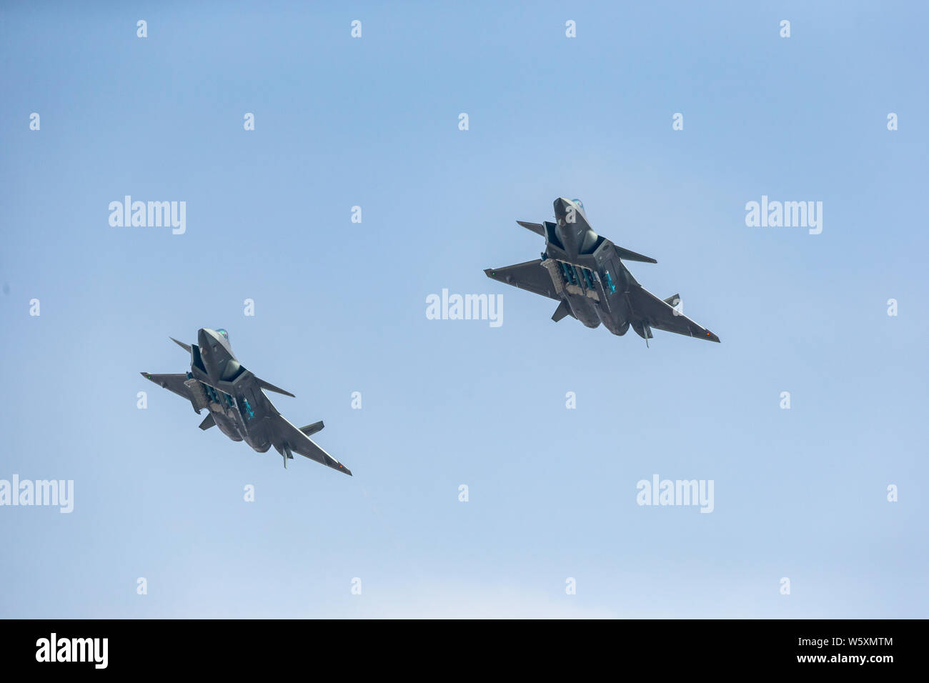 Visite-missili armati J-20 Stealth Fighter getti del popolo cinese della Esercito di Liberazione (PLA) Air Force eseguire durante il dodicesimo China International Av Foto Stock