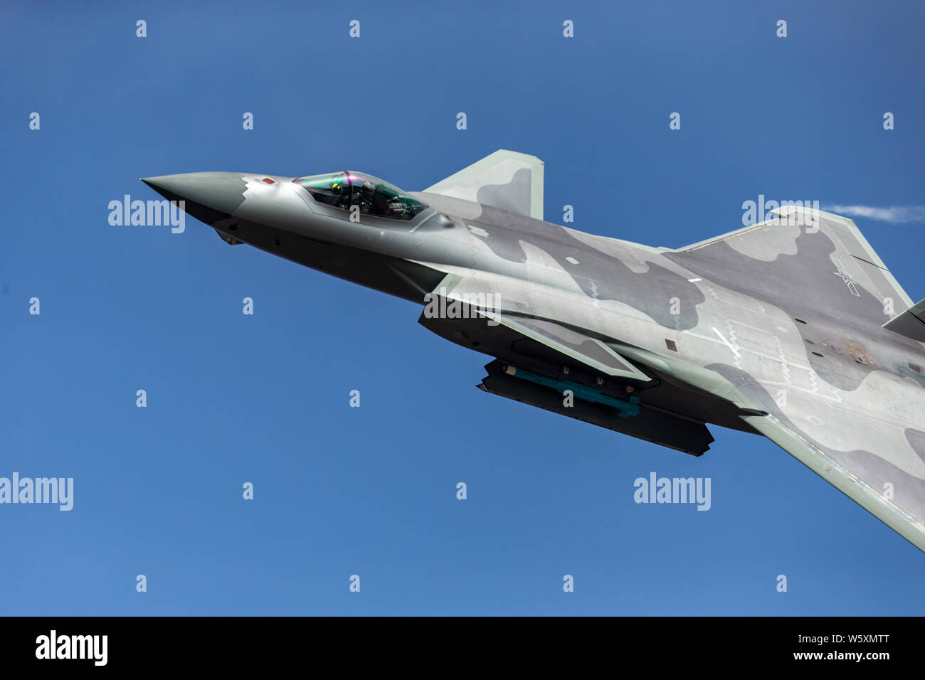Un percorso guidato di missile armati-J-20 Stealth Fighter jet del popolo cinese della Esercito di Liberazione (PLA) Air Force compie durante il XII China International un Foto Stock