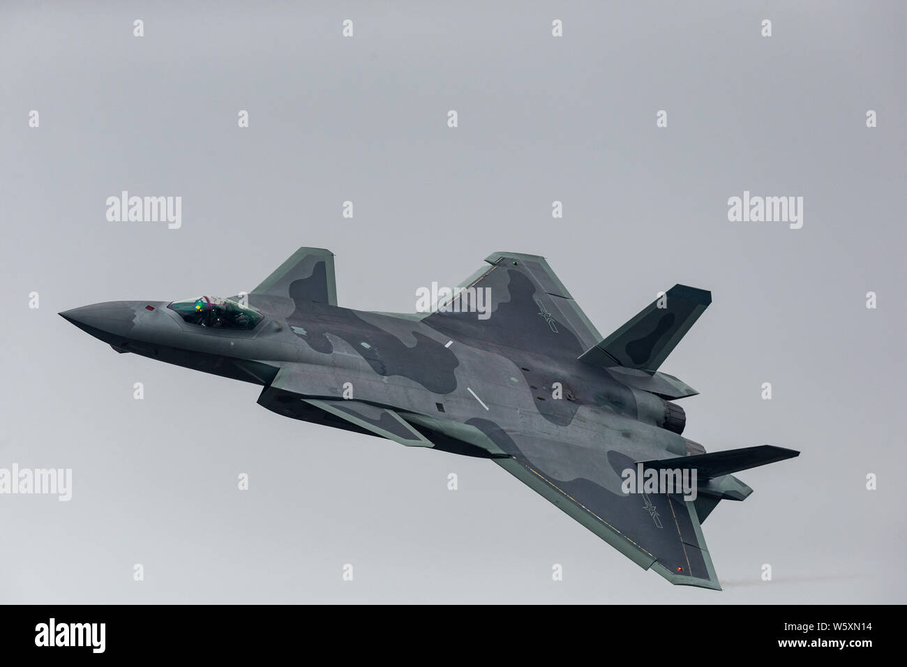 Un J-20 Stealth Fighter jet del popolo cinese della Esercito di Liberazione (PLA) Air Force vola durante un volo di prova in preparazione per la XII Cina I Foto Stock