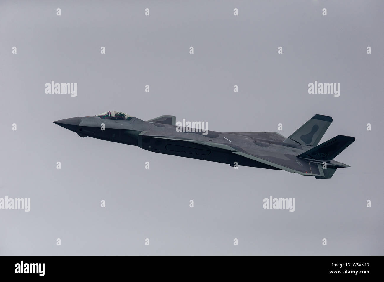 Un J-20 Stealth Fighter jet del popolo cinese della Esercito di Liberazione (PLA) Air Force vola durante un volo di prova in preparazione per la XII Cina I Foto Stock