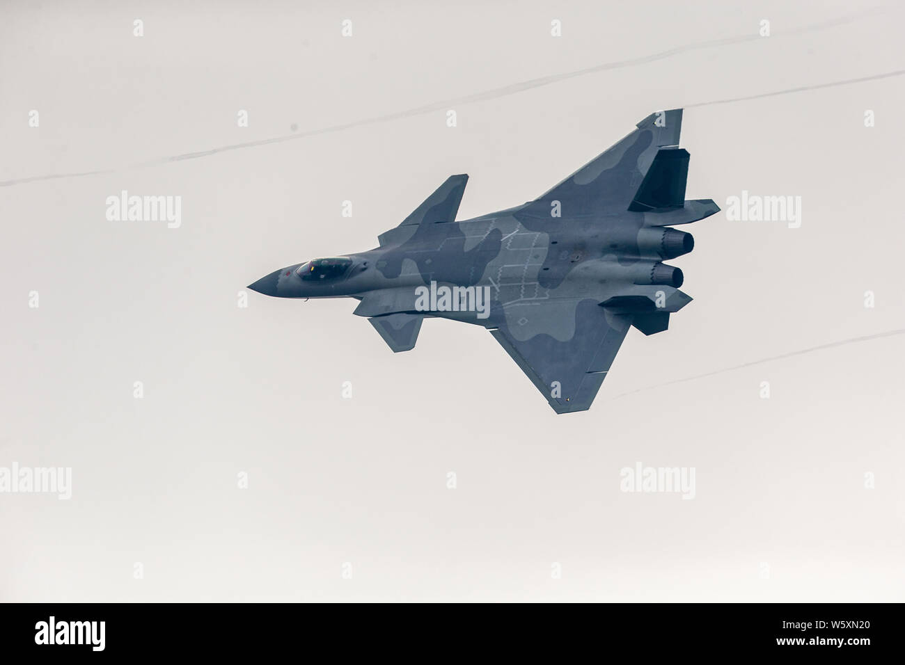 Un J-20 Stealth Fighter jet del popolo cinese della Esercito di Liberazione (PLA) Air Force vola durante un volo di prova in preparazione per la XII Cina I Foto Stock