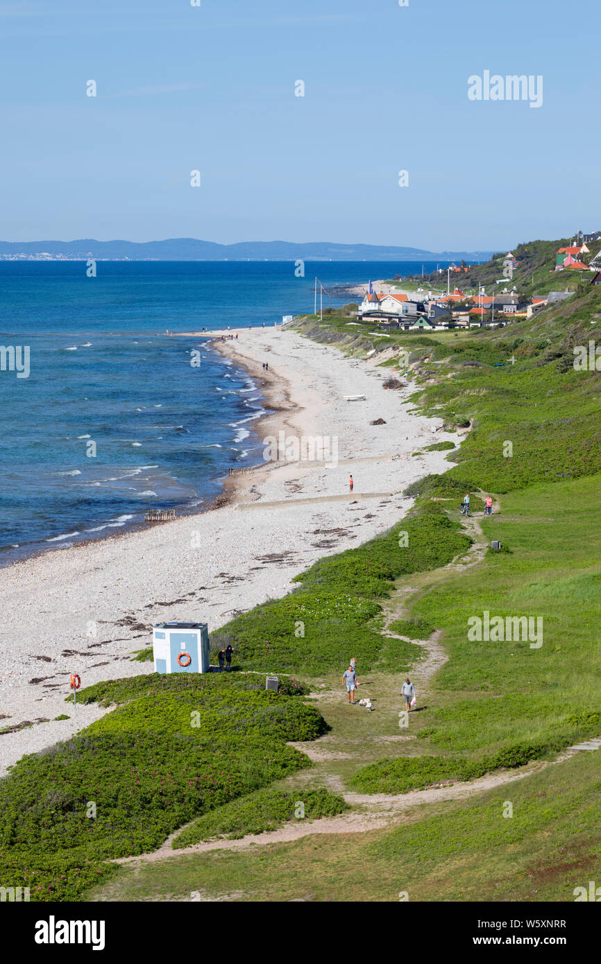 Vista lungo la spiaggia e il villaggio per la terraferma svedese in distanza, Rageleje, Regione Hovedstaden, Zelanda, Danimarca, Europa Foto Stock