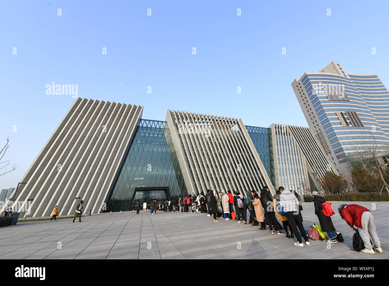 Gli studenti di attendere in linea per un sedile di fronte al Taiyuan biblioteca di Taiyuan, città del nord della Cina nella provincia dello Shanxi, 28 novembre 2018. Gli studenti hanno atteso i Foto Stock