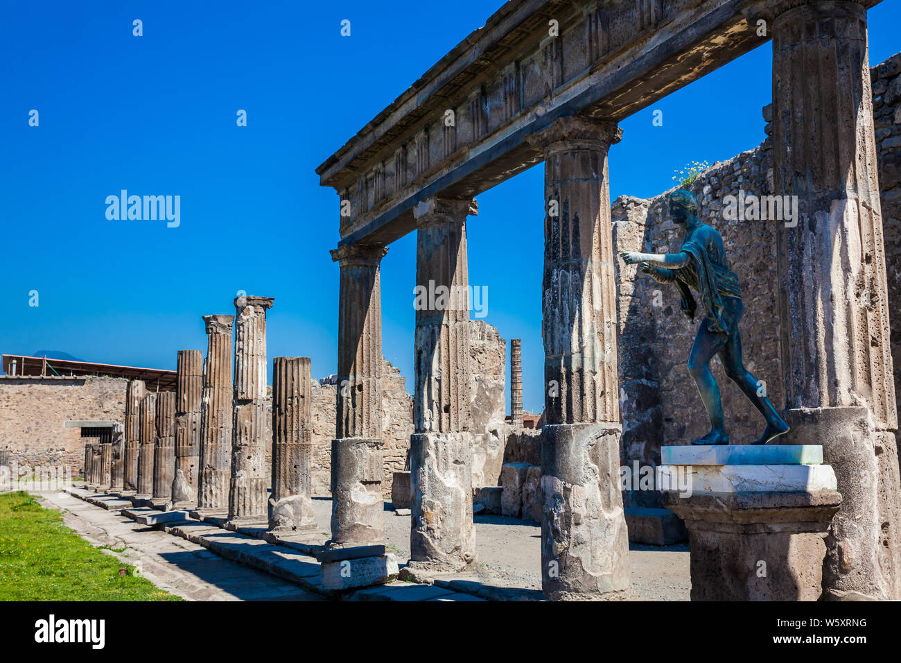 Rovine dell'antico Tempio di Apollo con bronzo statua di Apollo a Pompei Foto Stock