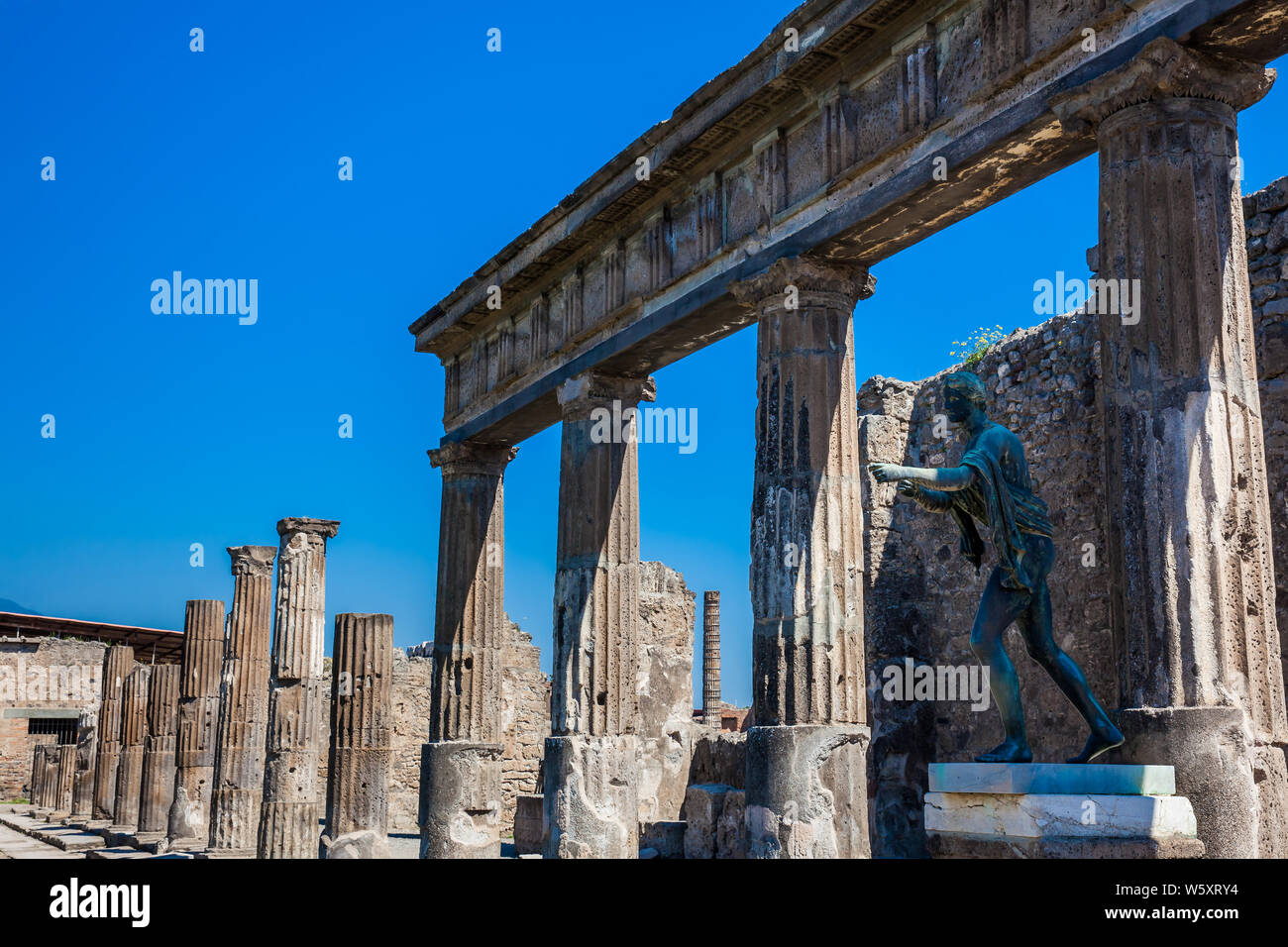 Rovine dell'antico Tempio di Apollo con bronzo statua di Apollo a Pompei Foto Stock