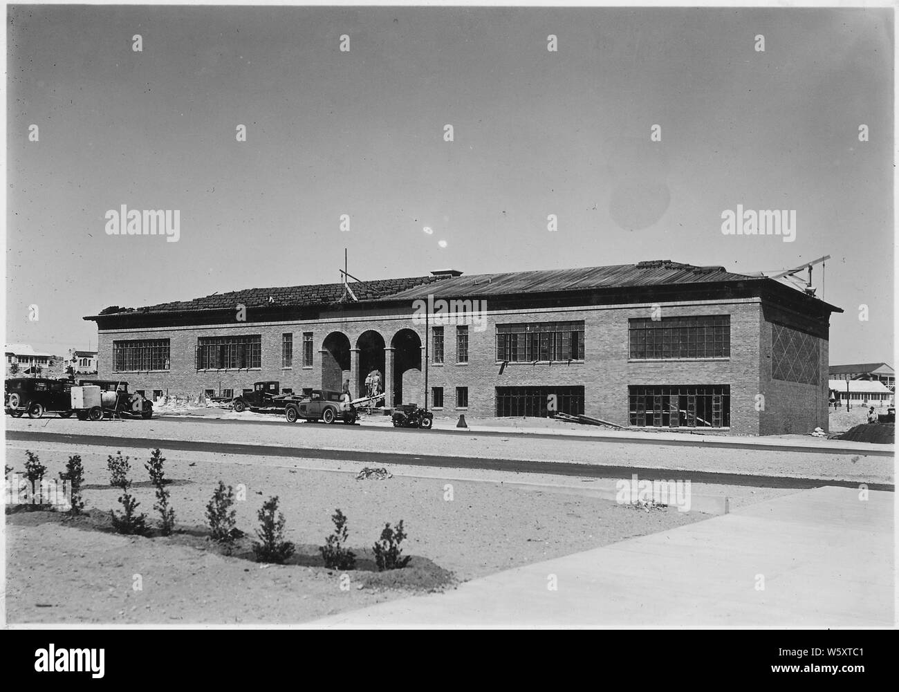 Edificio scolastico in costruzione da parte del governo federale, Boulder City. Vista da sud-est.; Portata e contenuto: fotografia dal volume due di una serie di album di foto per documentare la costruzione della Diga di Hoover, Boulder City, Nevada. Foto Stock