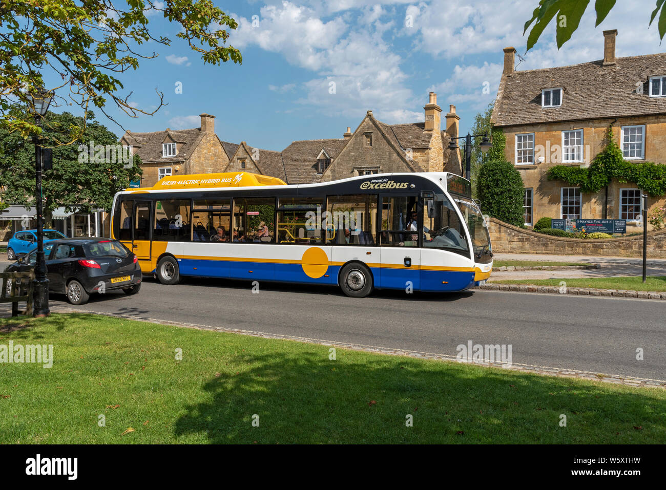Broadway, Gloucestershire, England, Regno Unito, un servizio locale single decker bus a un arresto a Broadway una regione di Cotswolds città. Foto Stock