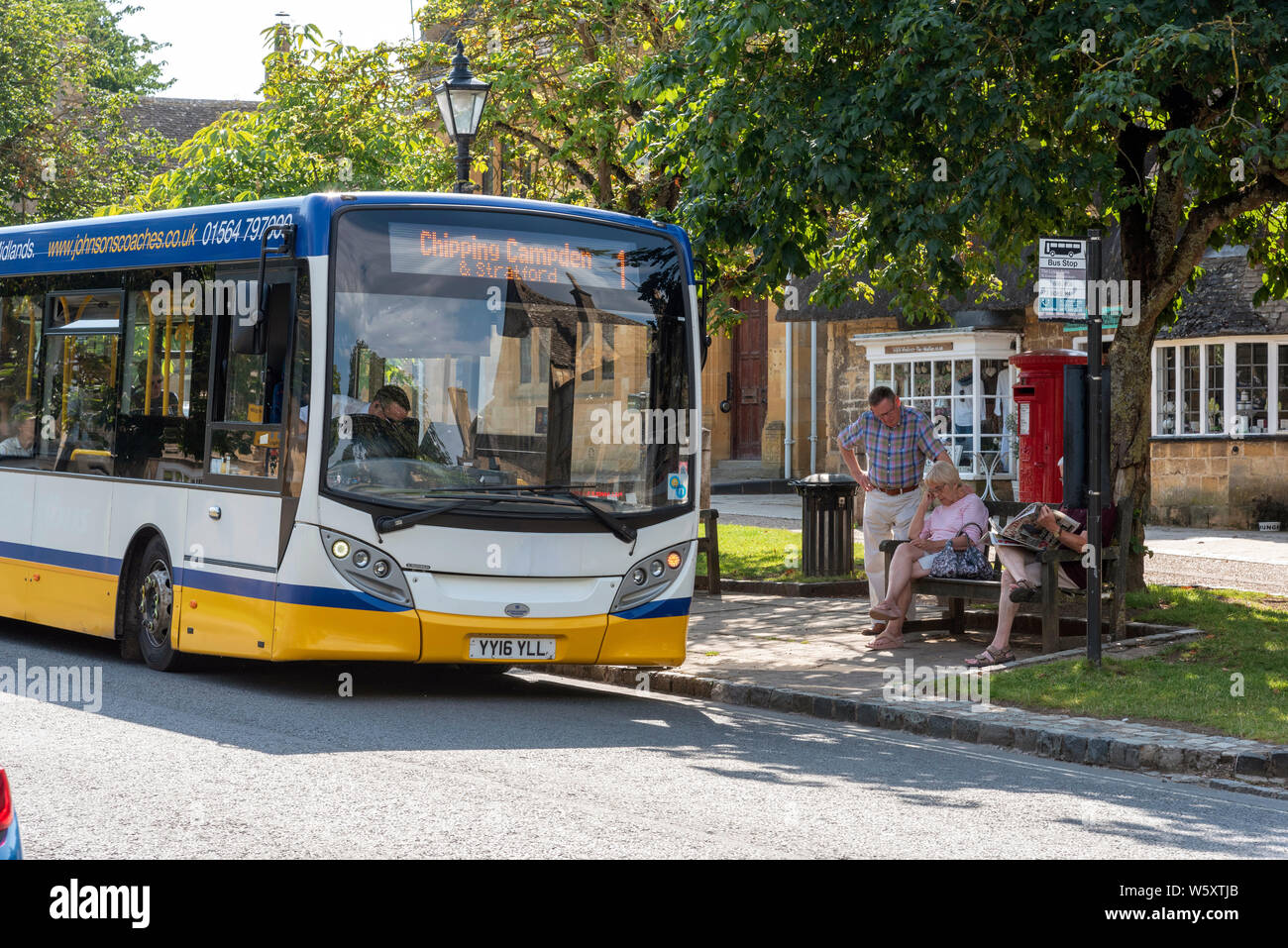 Broadway, Gloucestershire, England, Regno Unito, un servizio locale single decker bus a un arresto a Broadway una regione di Cotswolds città. Foto Stock