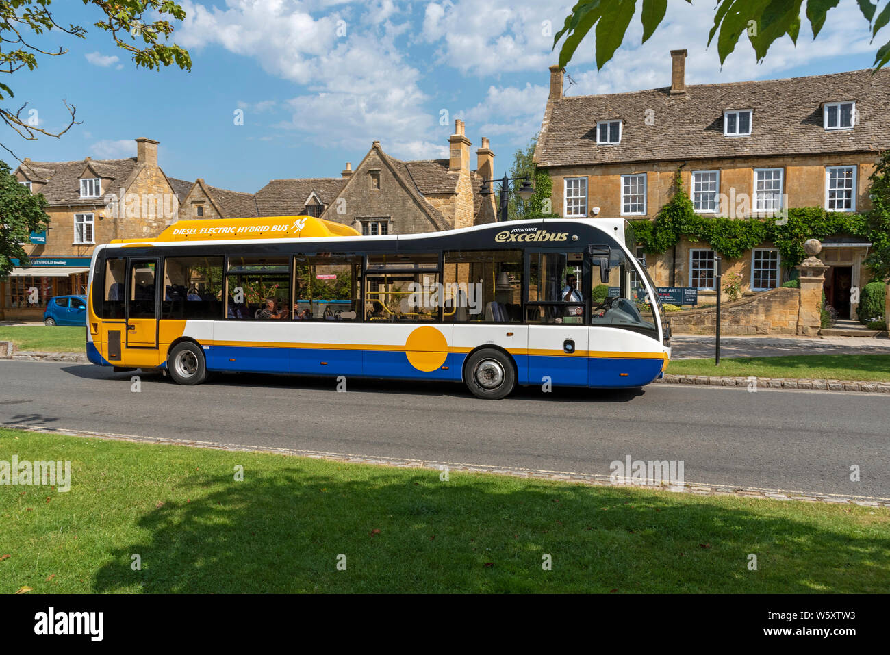Broadway, Gloucestershire, England, Regno Unito, un servizio locale single decker bus a un arresto a Broadway una regione di Cotswolds città. Foto Stock