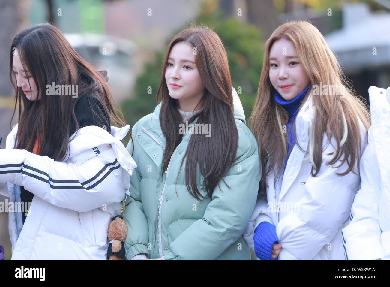 Membri del sud coreano gruppo ragazza Momoland arrivare ad una high school per incoraggiare Ahin a frequentare college capacità scolastiche Test in Seoul, Corea del Sud, Foto Stock
