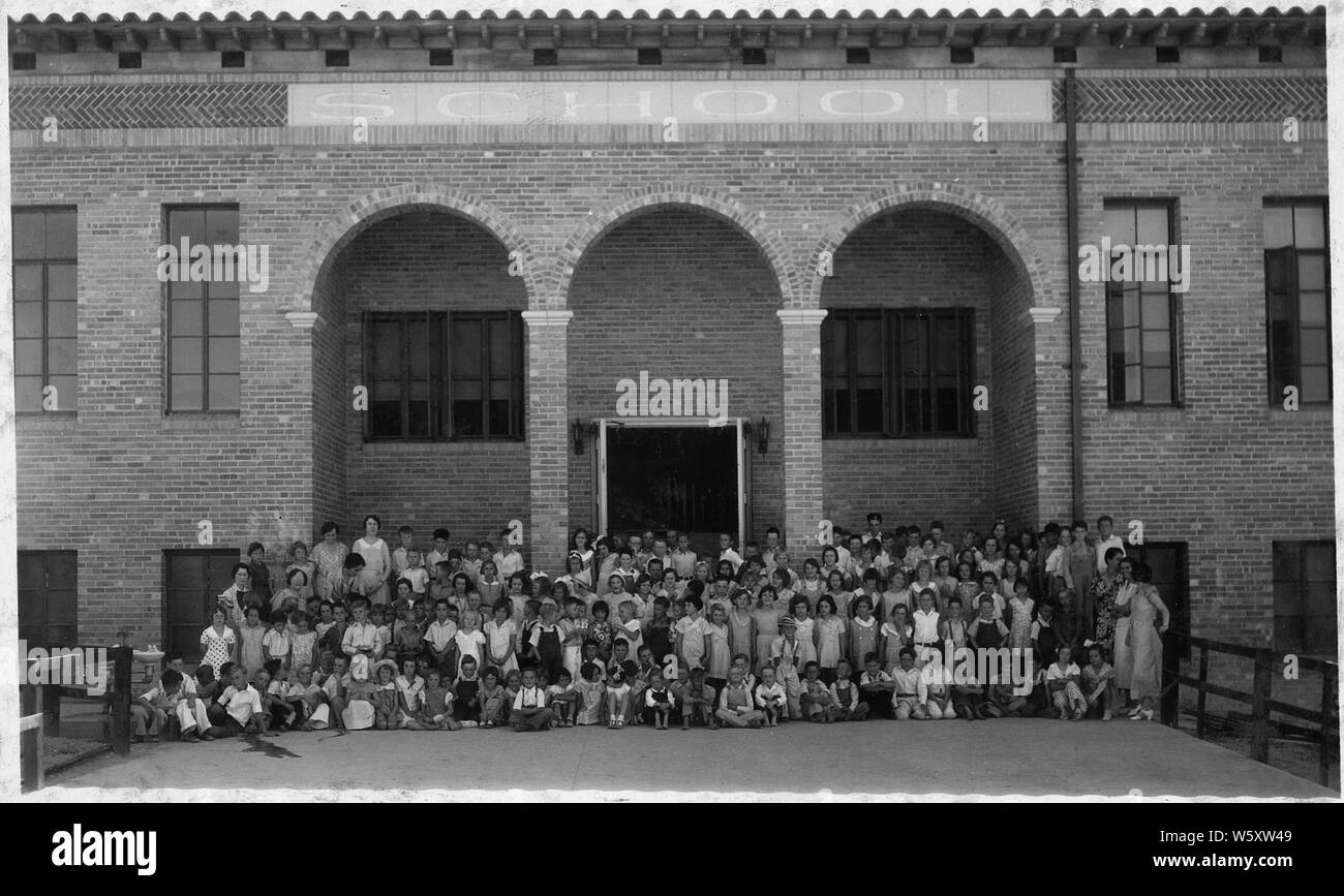 Il secondo grado, Boulder City scuola pubblica.; Portata e contenuto: fotografia dal volume due di una serie di album di foto per documentare la costruzione della Diga di Hoover, Boulder City, Nevada. Foto Stock