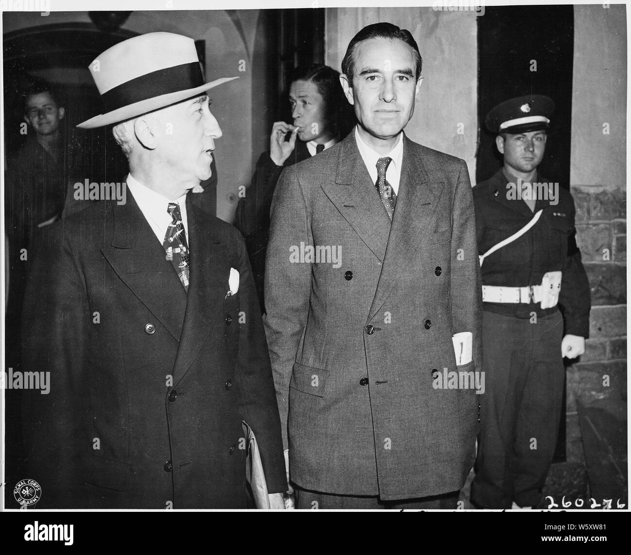 Il segretario di Stato James Byrnes e Averell Harriman lasciare il Palazzo Cecilienhof, scena della Conferenza di Potsdam in Potsdam, Germania. Foto Stock