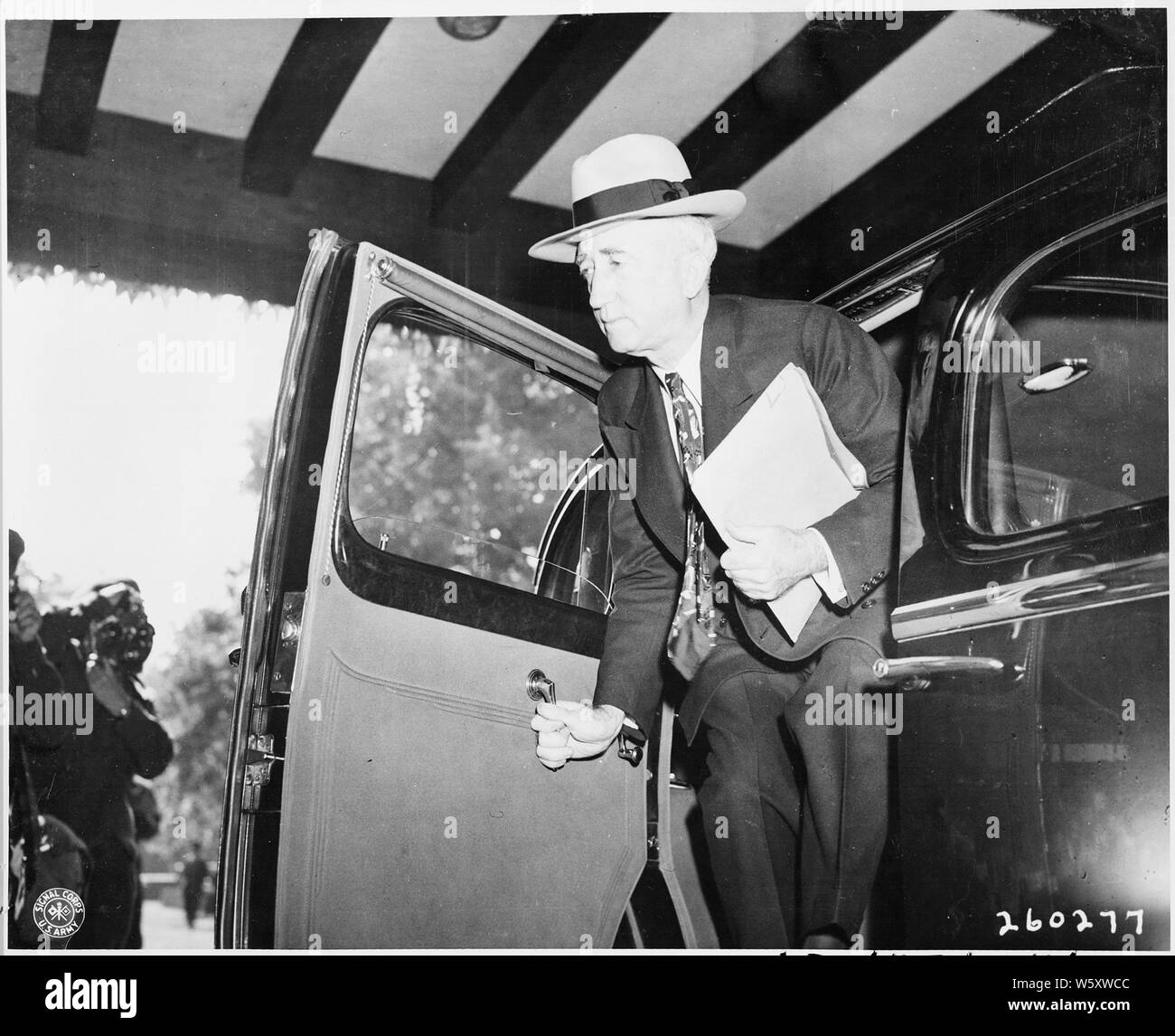 Il segretario di Stato James Byrnes lasciando la sua auto come egli arriva alla Conferenza di Potsdam in Potsdam, Germania. Foto Stock