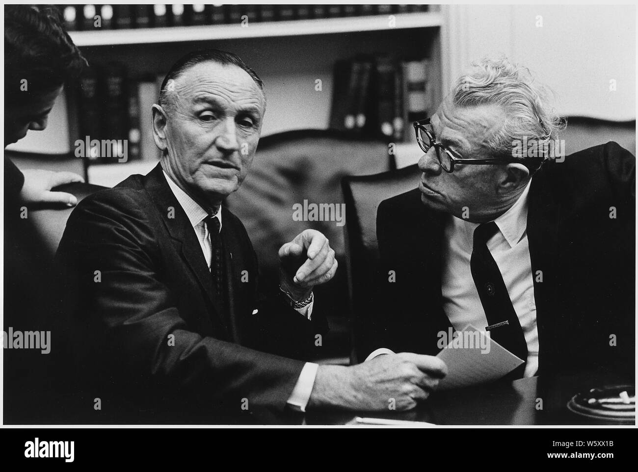 Senatori Mike Mansfield e Everett Dirksen; Portata e contenuto: Posizione: Casa Bianca Cabinet Room. Raffigurato: Senatore Mike Mansfield, Senatore Everett Dirksen. Foto Stock