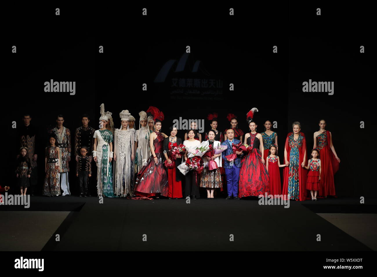 Visualizzazione modelli nuove creazioni alla sfilata di moda di seta IDILI da Tianshan al mondo durante la Cina la settimana della moda Primavera/Estate 2019 a Pechino, Foto Stock
