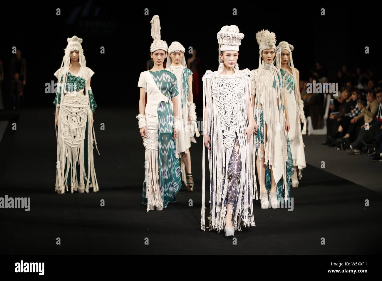 Visualizzazione modelli nuove creazioni alla sfilata di moda di seta IDILI da Tianshan al mondo durante la Cina la settimana della moda Primavera/Estate 2019 a Pechino, Foto Stock