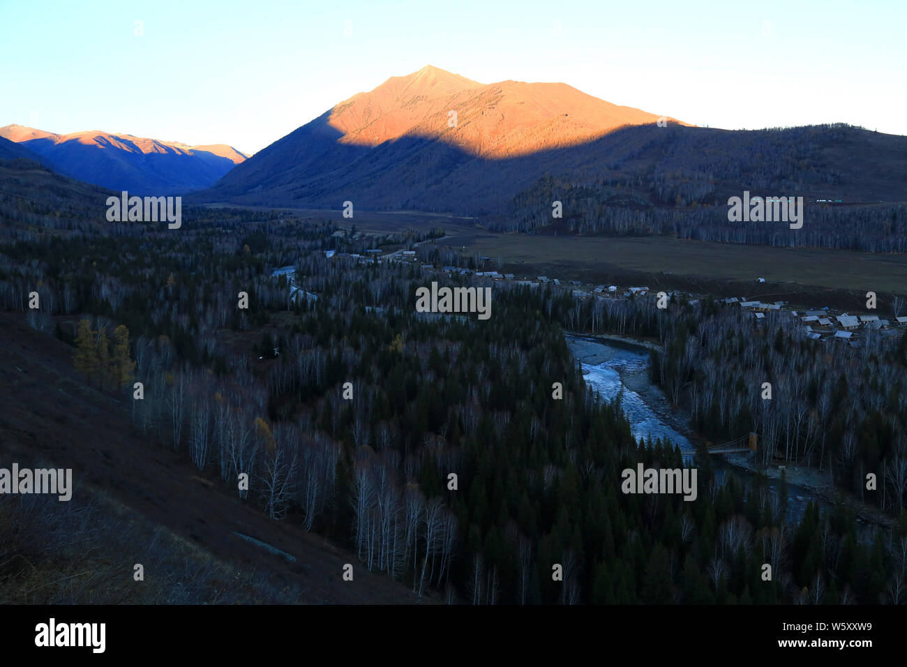 Il paesaggio di Hemu village, uno dei sei villaggi più belli in Cina, Burqin county, prefettura degli Altai, a nord-ovest della Cina di Xinjiang Uygur un Foto Stock