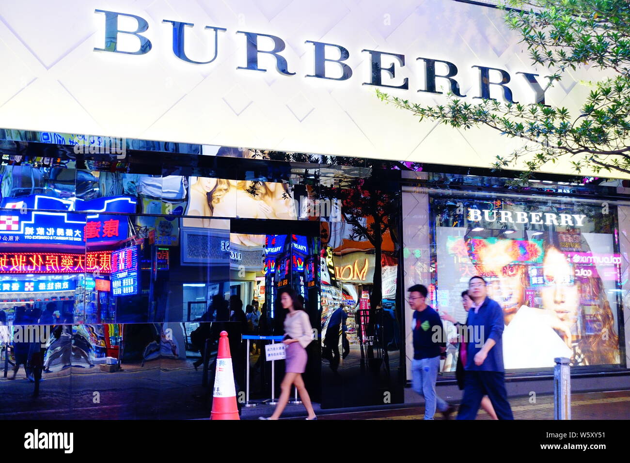 --FILE--pedoni a piedi passato a una boutique di Burberry in Cina a Shanghai, 1 novembre 2017. British etichetta di lusso Burberry sta esaminando la possibilità Foto Stock