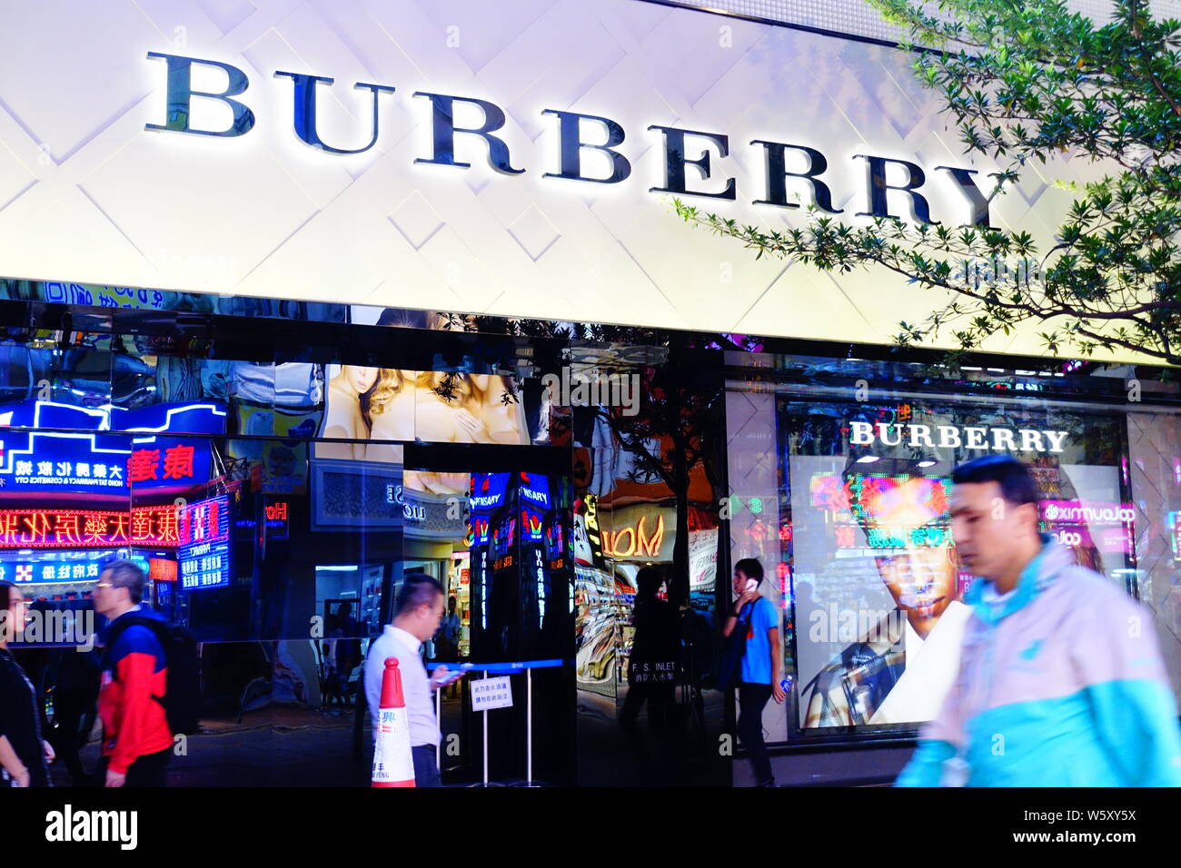 --FILE--pedoni a piedi passato a una boutique di Burberry in Cina a Shanghai, 1 novembre 2017. British etichetta di lusso Burberry sta esaminando la possibilità Foto Stock