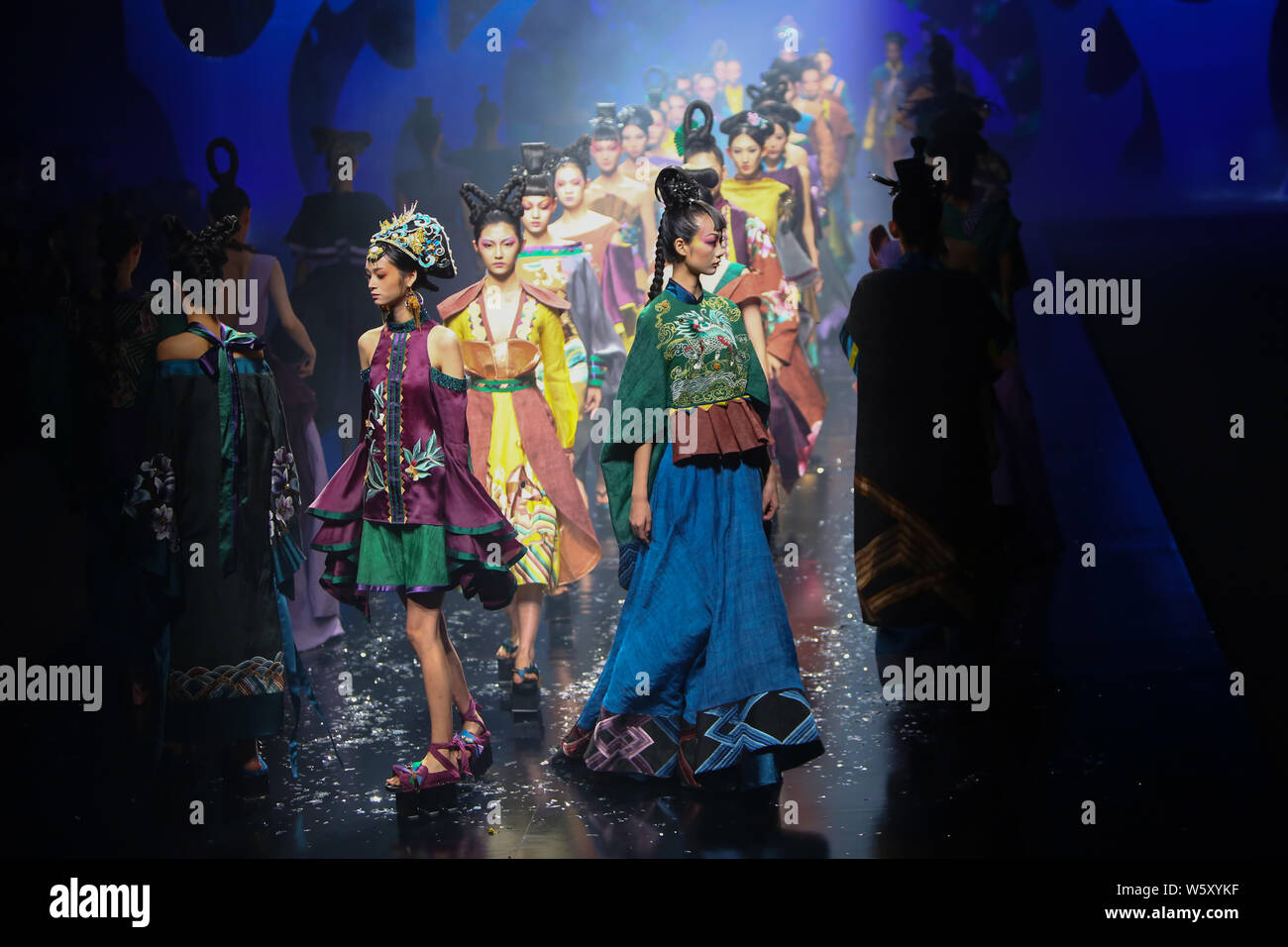 Visualizzazione modelli nuove creazioni alla sfilata di moda di Creative Rongchang panno di erba da Zhang Yichao durante la Cina la settimana della moda primavera/estate 2019 in Foto Stock
