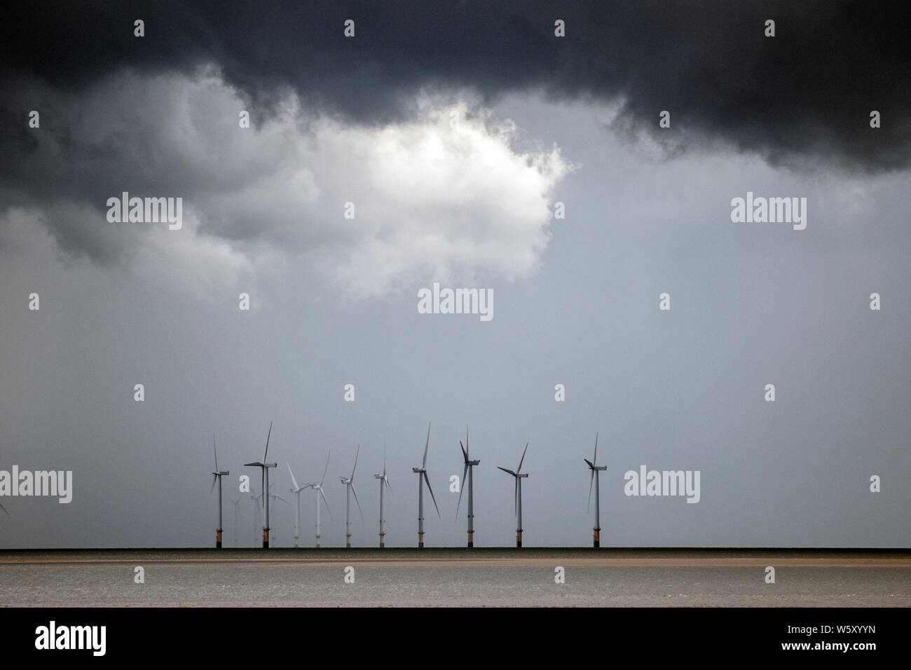 Crosby, Merseyside. Il 30 luglio 2019. Regno Unito: Meteo Storm cieli Crosby la spiaggia e il mare irlandese. Credito; Credito: MediaWorldImages/Alamy Live News Foto Stock