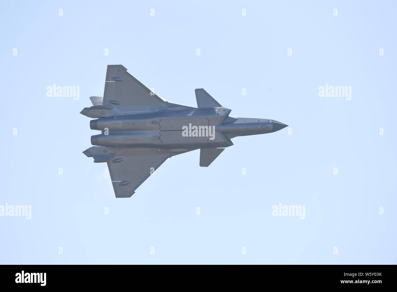 Un J-20 Stealth Fighter jet del popolo cinese della Esercito di Liberazione (PLA) Air Force compie durante il XII China International Aviation e aerospaziale Foto Stock