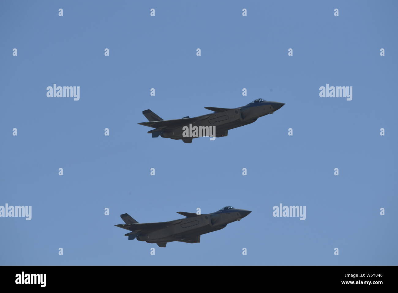 J-20 Stealth Fighter getti del popolo cinese della Esercito di Liberazione (PLA) Air Force eseguire durante il dodicesimo China International Aviation e aerospaziale e Foto Stock