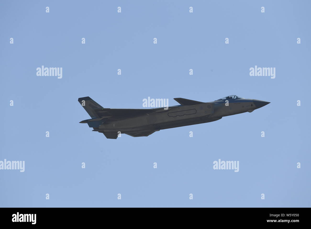 Un J-20 Stealth Fighter jet del popolo cinese della Esercito di Liberazione (PLA) Air Force compie durante il XII China International Aviation e aerospaziale Foto Stock